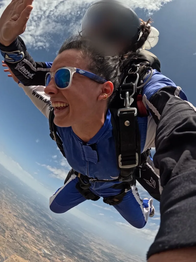 Joana a sorrir durante um salto de paraquedas