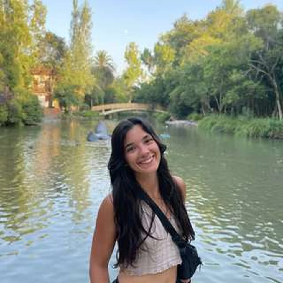 Joana Louceiro a sorrir ao ar livre
