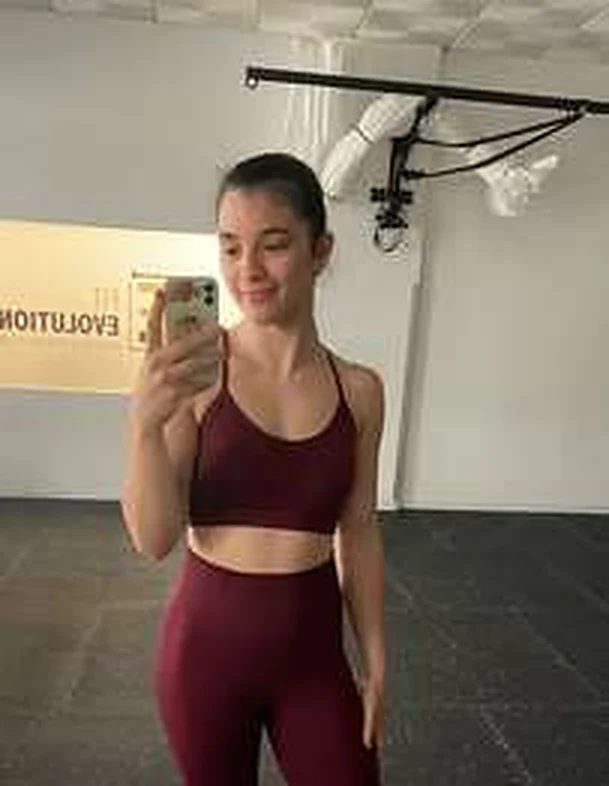 Joana pronta para o treino de pernas